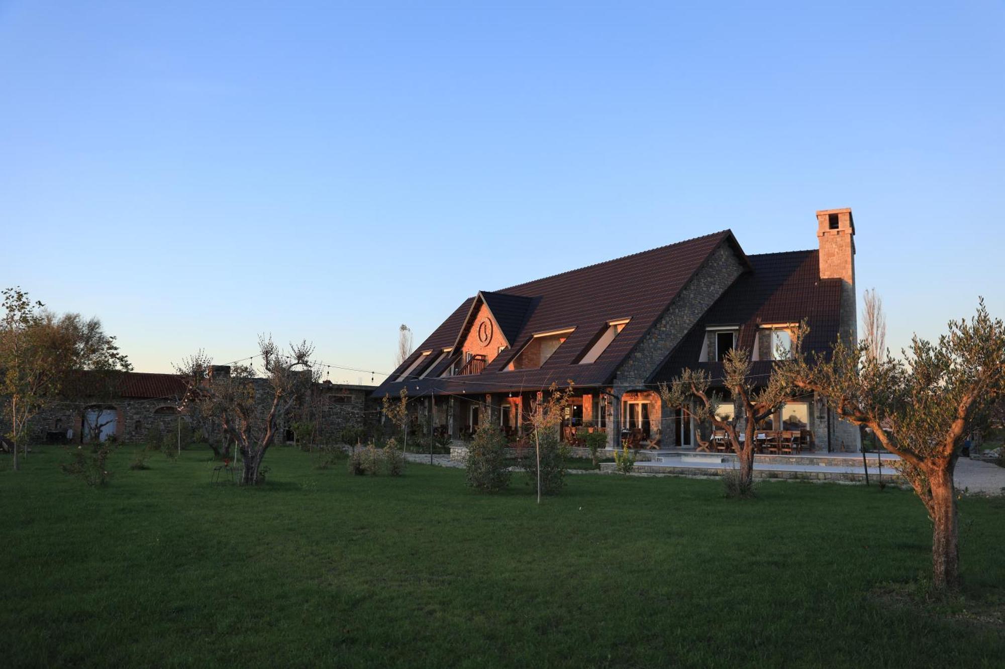 Lahuta E Vjeter Agroturizem Hotel Lac Kültér fotó